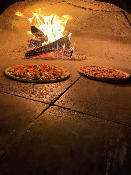 What a Wood-Fired Oven Actually Does to a Pizza